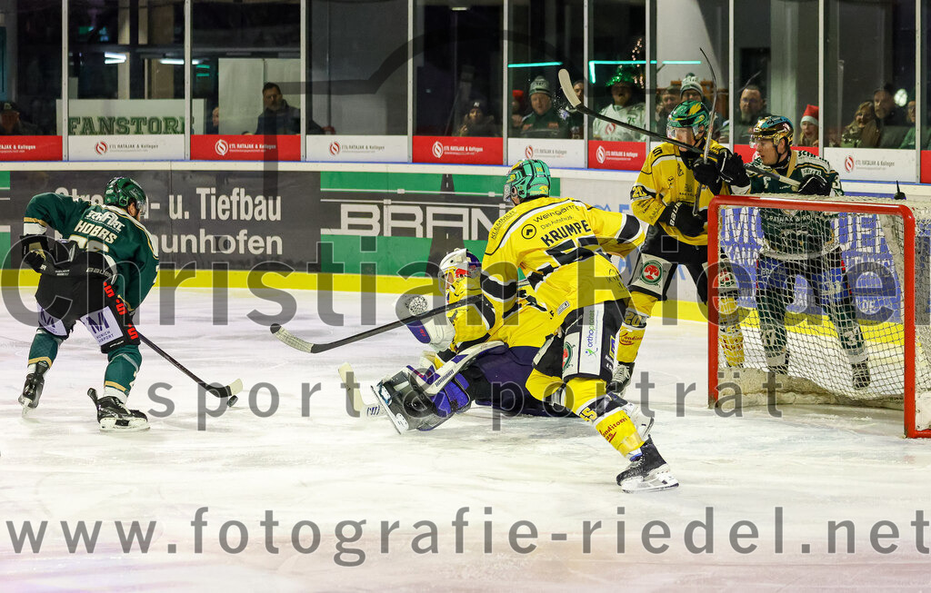 2025-12-19_081_TSV_Erding_gegen_Toelzer_Loewen | Erding, Deutschland, 19.12.2025:Eishockey, Oberliga Süd 2025 / 2026, 27. Spieltag, TSV Erding gegen Tölzer Löwen, Endergebnis: 2:5Grady Hobbs (Erding Gladiators, #22), Torwart Matthias Bittner (Tölzer Löwen, #32), Florian Krumpe (Tölzer Löwen, #55), Simon Manhart (Tölzer Löwen, #20), Thomas Matheson (Erding Gladiators, #37)Foto: Christian Riedel / fotografie-riedel.net