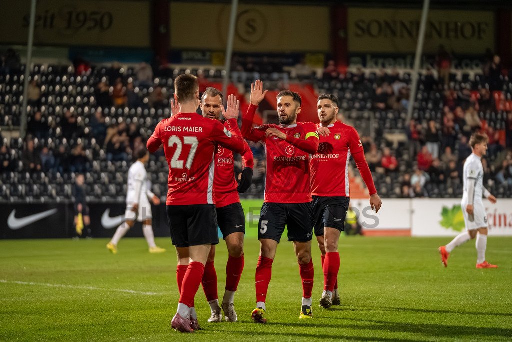 SG Sonnenhof Grossaspach vs. TSV Steinbach Haiger, Fussball, Regionalliga Suedwest, 25. Spieltag, 20.03.2026 | Loris Maier (SG Sonnenhof Großaspach, #27) jubelt zum 1:0 mit Fabian Eisele (SG Sonnenhof Großaspach, #23), Volkan Celiktas (SG Sonnenhof Großaspach, #05) und Michael Kleinschrodt (SG Sonnenhof Großaspach, #11),SG Sonnenhof Grossaspach vs. TSV Steinbach Haiger, Fussball, Regionalliga Suedwest, 25. Spieltag, 20.03.2026Foto: photosbyphips/Philip Ziegler