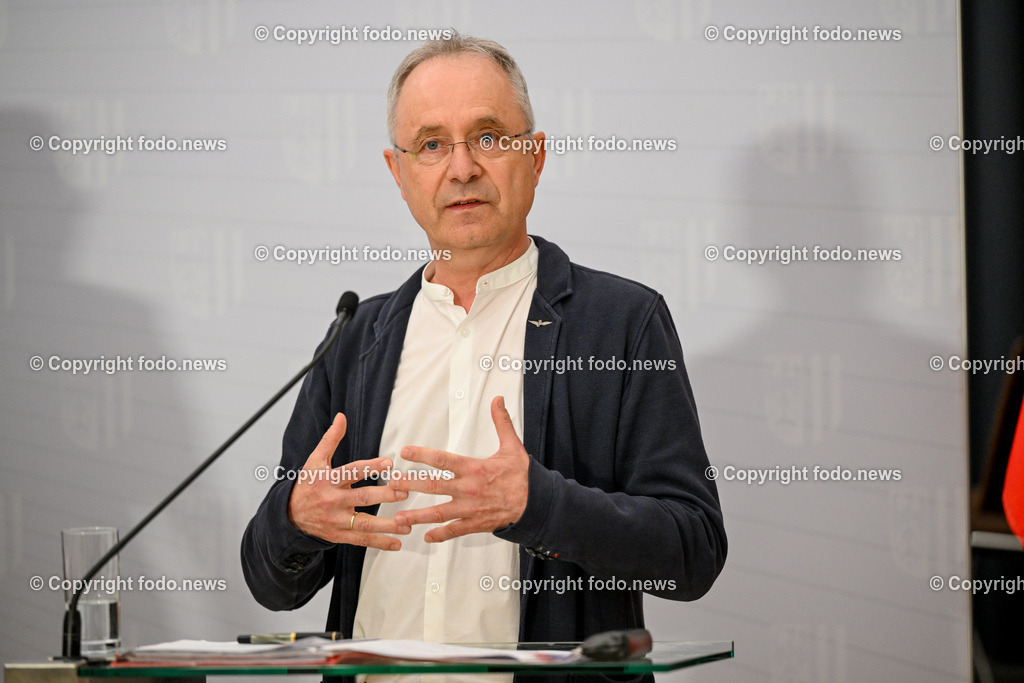 Pressekonferenz Land Ooe_ Gemeinsam geschafft - Maßnahmen zur Verbesserung fuer Mitarbeitende in den ooe. Spitaelern_ 10.04.2024-44 | 10.04.2024, Linz, AUT, Pressekonferenz Land Ooe, Gemeinsam geschafft - Maßnahmen zur Verbesserung fuer Mitarbeitende in den ooe. Spitaelern, im Bild Alfred Mayr (Vorsitzender des Oberoesterreichischen Gesundheitsholding GmbH 