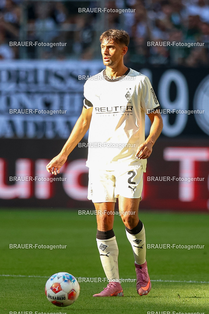 Borussia Mönchengladbach vs Hamburger SV - Bundesliga  | Mönchengladbach, Deutschland, 24.08.25:   Fabio Chiarodia (Borussia Mönchengladbach) in Aktion am Ball, Einzelaktion waehrend des Spiels der Bundesliga zwischen Borussia Mönchengladbach vs Hamburger SV im Stadion im Borussia Park(Foto von Brauer-Fotoagentur / Adrian Schlueter)