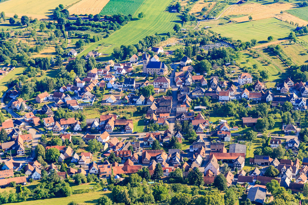 Aerial view: View of the town from the south in Preuschdorf in the state Bas-Rhin, France. – Photo: IMG_082966.jpg taken on 06/26/2015 by Werner Riehm/FLY-FOTO.com – Resolution of the original: 5111 x 3408 px