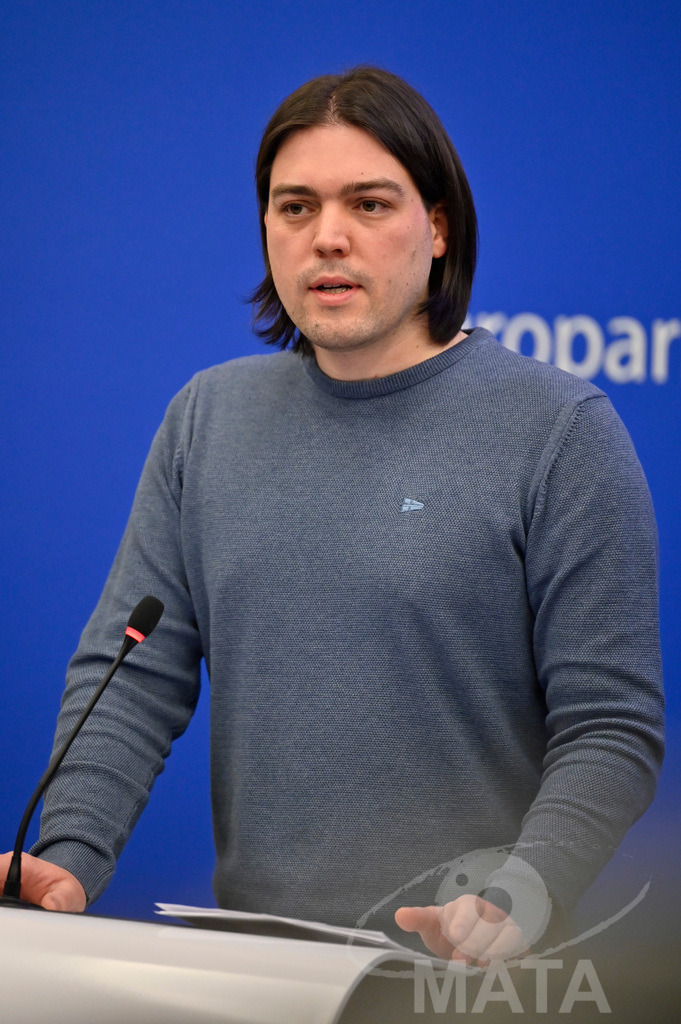 _DWI0044 | Politiker Ivan Vilibor Sincic bei einer Pressekonferenz zum Thema 'Alarmierende Statistiken zu den Folgen des COVID-Lockdowns' im Europäischen Parlament. Straßburg, 18.01.2023 - Realisiert mit Pictrs.com