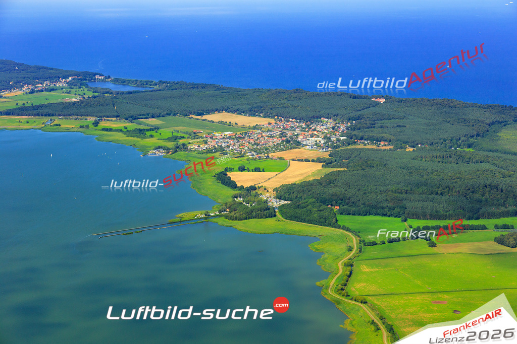 Die Luftaufnahme der Stadt Pudagla wurde vom UL-Flugzeug heraus erstellt ( keine Drohne )- hohe Auflösung für beste Qualität