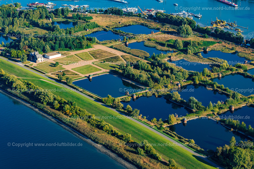 Hamburg_Kaltehofe_Elbinsel_ELS_1847220922 | HAMBURG 22.09.2022 Industrie- Denkmal der stillgelegten technischen Anlagen und Produktionshallen des Geländes der "Wasserkunst Elbinsel Kaltehofe" an derk Billwerder Bucht an der Straße Kaltehofe-Hauptdeich in Hamburg, Deutschland. Weiterführende Informationen bei: HPA Hamburg Port Authority,  Stiftung Wasserkunst Elbinsel Kaltehofe. // Industrial monument of the technical plants and production halls of the premises of "Wasserkunst Elbinsel Kaltehofe" at the barrage Billwerder Bucht on street Kaltehofe-Hauptdeich in Hamburg, Germany. Further information at: HPA Hamburg Port Authority,  Stiftung Wasserkunst Elbinsel Kaltehofe. Foto: Martin Elsen