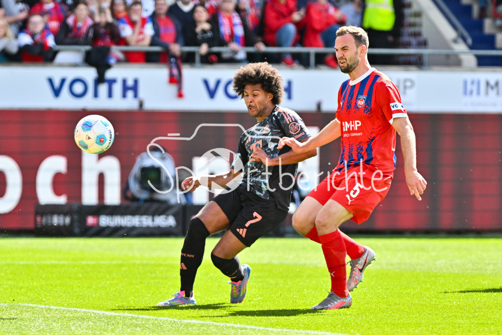 1. FC Heidenheim - FC Bayern München | im Duell Serge GNABRY (FC Bayern Muenchen 7) und Benedikt GIMBER (Heidenheim 5) / Zweikampf / Bundesliga: 1. FC Heidenheim - FC Bayern Muenchen, Voith Arena am 19.04.2025