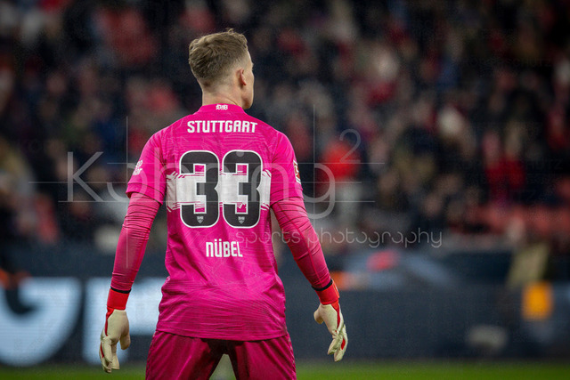 German Bundesliga, Bayer 04 Leverkusen vs. VfB Stuttgart, 10.01.2026 | LEVERKUSEN, GERMANY - JANUARY 10:  Alexander Nübel (Nubel, Nuebel / VfB Stuttgart, 33) from behind during the German Bundesliga match on gameday 16 between Bayer 04 Leverkusen vs. VfB Stuttgart at BayArena on January 10, 2026 in Leverkusen, Germany. DFL REGULATIONS PROHIBIT ANY USE OF PHOTOGRAPHS AS IMAGE SEQUENCES AND/OR QUASI-VIDEO.