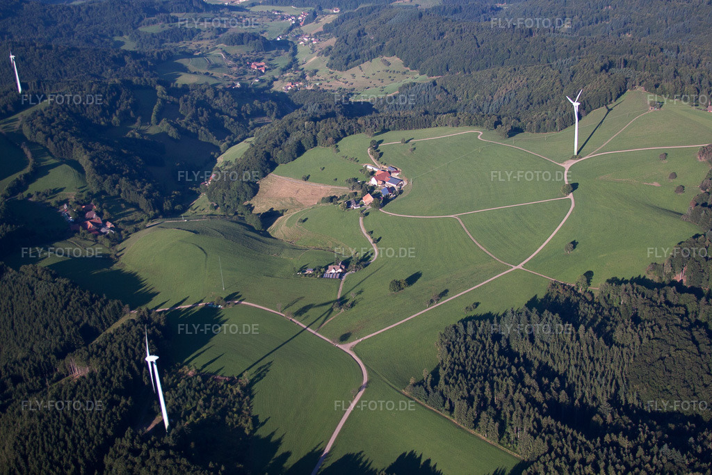 Luftbild: Gehöft eines Schwarzwald -Bauernhofes am Rand von bestellten Feldern im Ortsteil Reichenbach im Ortsteil Brettental in Freiamt im Bundesland Baden-Württemberg in Deutschland. Foto: IMG_59420.jpg vom 16.08.2013 durch Werner Riehm/FLY-FOTO.de