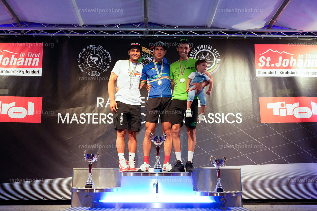 1407_20230817_Bewerb_Maenner_Muehlanger | AUT - OESTERREICH, 2023-08-16: SPORT RENNRAD-FAHREN - 55. INTERNATIONALER RADWELTPOKAL IN ST. JOHANN IN TIROL  - Vintage-Radrennen mit WM-Bronze-Medaillen-Siegerin Christina Schweinberger, den Teilnehmer und Alexander Baumann (vom Orginastions-Team) - TAG 2 BEWERB MAENNER IN SECHS GRUPPEN  ; Foto: Roland Muehlanger
