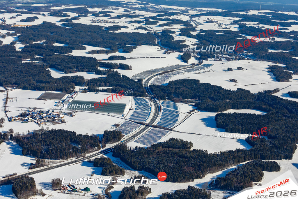 aktuelles Luftbild von Photovoltaik-anlage Autobahn  - Luftaufnahme wurde 2019 von https://frankenair.de mittels Flugzeug (keine Drohne) erstellt.