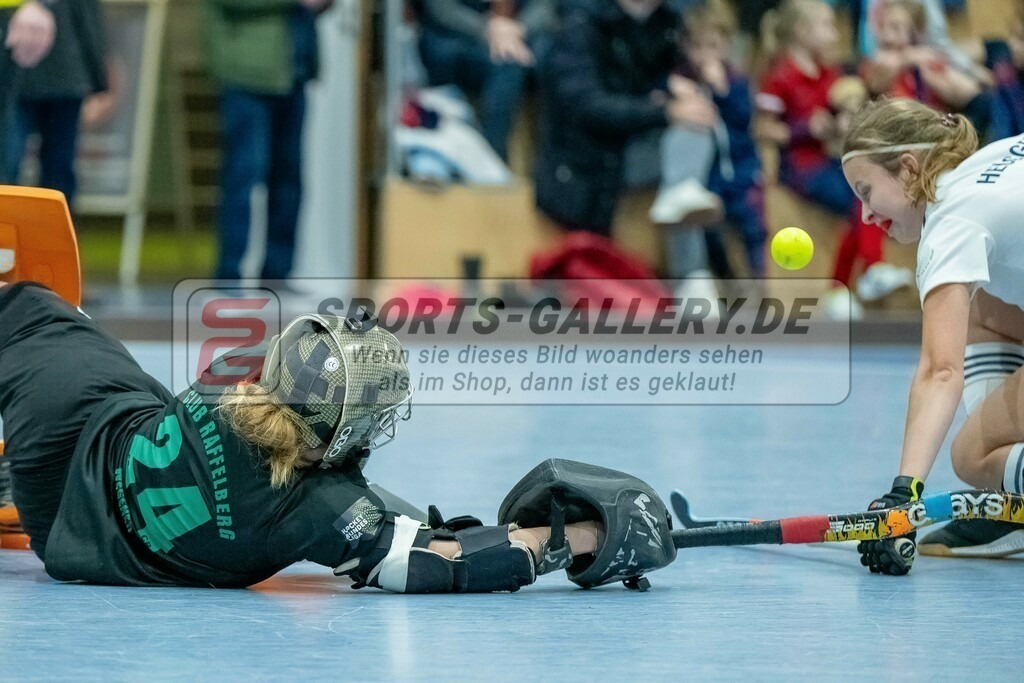 HK_20240113_107968 | 1. Bundesliga Damen Düsseldorfer HC - Club Raffelberg am 13.1.2024 DHC Halle, Düsseldorf , Sophia Wegener Torfrau ( Club Raffelberg #24 ) , Friederike Heusgen ( Düsseldorfer HC #8 )