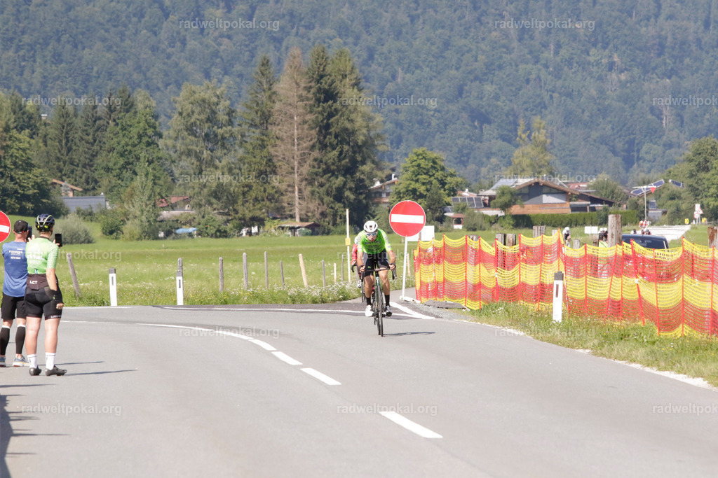 1134_20230817_Bewerb_Maenner_Muehlanger | AUT - OESTERREICH, 2023-08-16: SPORT RENNRAD-FAHREN - 55. INTERNATIONALER RADWELTPOKAL IN ST. JOHANN IN TIROL  - Vintage-Radrennen mit WM-Bronze-Medaillen-Siegerin Christina Schweinberger, den Teilnehmer und Alexander Baumann (vom Orginastions-Team) - TAG 2 BEWERB MAENNER IN SECHS GRUPPEN  ; Foto: Roland Muehlanger