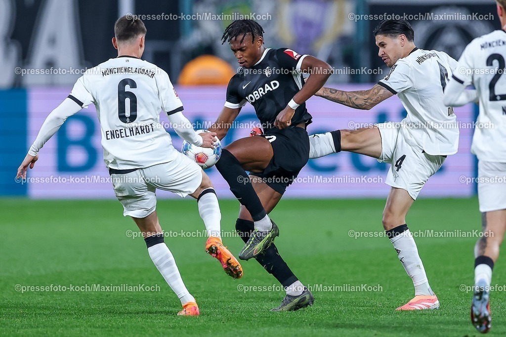 BMG05102501089 | 05.10.2025, Fußball, Borussia Mönchengladbach - SC Freiburg, 1. Fußball Bundesliga, Borussia-Park, Saison 2025 2026: Yannik Engelhardt&nbsp;(Borussia Mönchengladbach #06) und Kevin Diks&nbsp;(Borussia Mönchengladbach #04) im Zweikampf gegen  Junior Adamu&nbsp;(SC Freiburg #20) DFB regulations prohibit any use of photographs as image sequences and or quasi-video.
