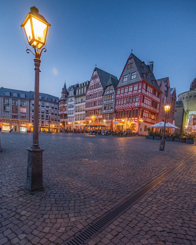 Historische Altstadt von Frankfurt am Main | Historische Fassaden, Kopfsteinpflaster und warme Straßenlaternen prägen diese ruhige Ansicht der Frankfurter Altstadt. Die Perspektive führt den Blick durch die traditionelle Architektur des Stadtzentrums. - Realisiert mit Pictrs.com
