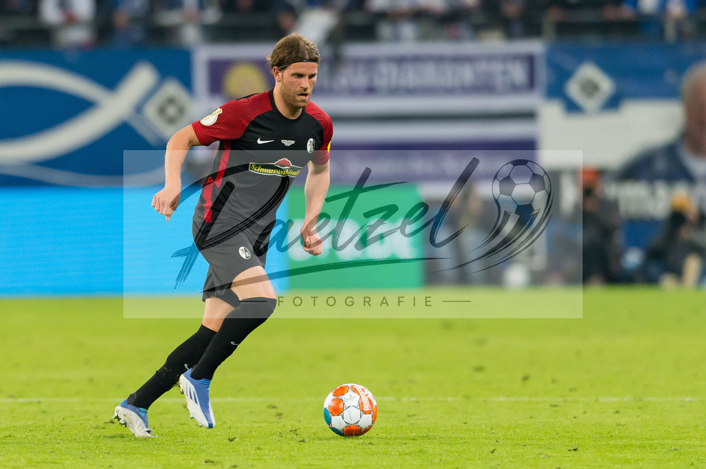 HSVSCF20220419_230 | Fussball, Herren: Lucas Hoeler (SC Freiburg) in Aktion, am Ball, Einzelaktion beim DFB-Pokal-Halbfinalspiel zwischen Hamburger SV und SC Freiburg im Volksparkstadion am 19.04.2022 in Hamburg, Deutschland.DFB / DFL REGULATIONS PROHIBIT ANY USE OF PHOTOGRAPHS AS IMAGE SEQUENCES AND/OR QUASI-VIDEO. - Realisiert mit Pictrs.com