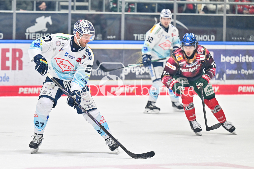Augsburger Panther - Dresdner Eislöwen | AUGSBURG, DEUTSCHLAND - 06. MÄRZ: am Puck Dane FOX (Eislöwen Dresden 27) während dem Match zwischen den Augsburger Panthern und den Dresdner Eislöwen am 49. Spieltag der Penny DEL im Curt Frenzel Stadion