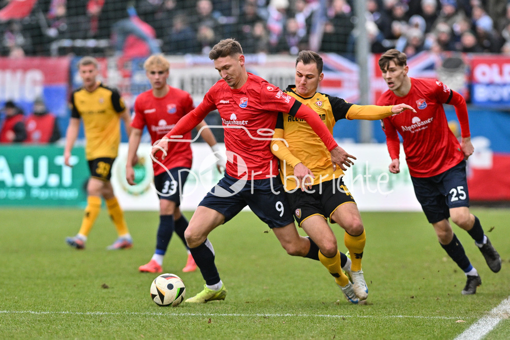 SpVgg Unterhaching - Dynamo Dresden | im duell Julian KUEGEL (UHG #9) und Jakob LEMMER (Dynamo Dresden 10) / Zweikampf / 3. Liga: SpVgg Unterhaching - Dynamo Dresden, Uhlsportpark am 21.12.2024
