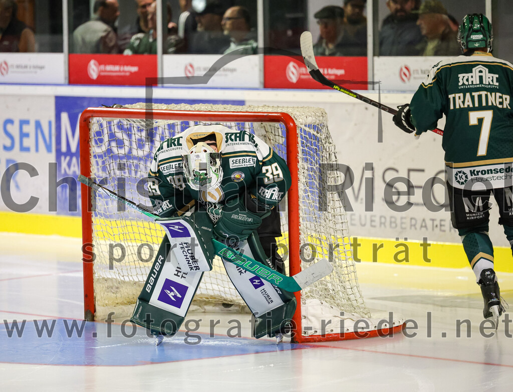 2025-08-22_104_TSV_Erding_gegen_EV_Fuessen | Erding, Deutschland, 22.08.2025:Eishockey, Oberliga Süd 2025 / 2026, Testspiel, TSV Erding gegen EV Füssen, Endergebnis: 1:4Torwart Leon Meder (Erding Gladiators, #39), Louis Trattner (Erding Gladiators, #7)Foto: Christian Riedel / fotografie-riedel.net