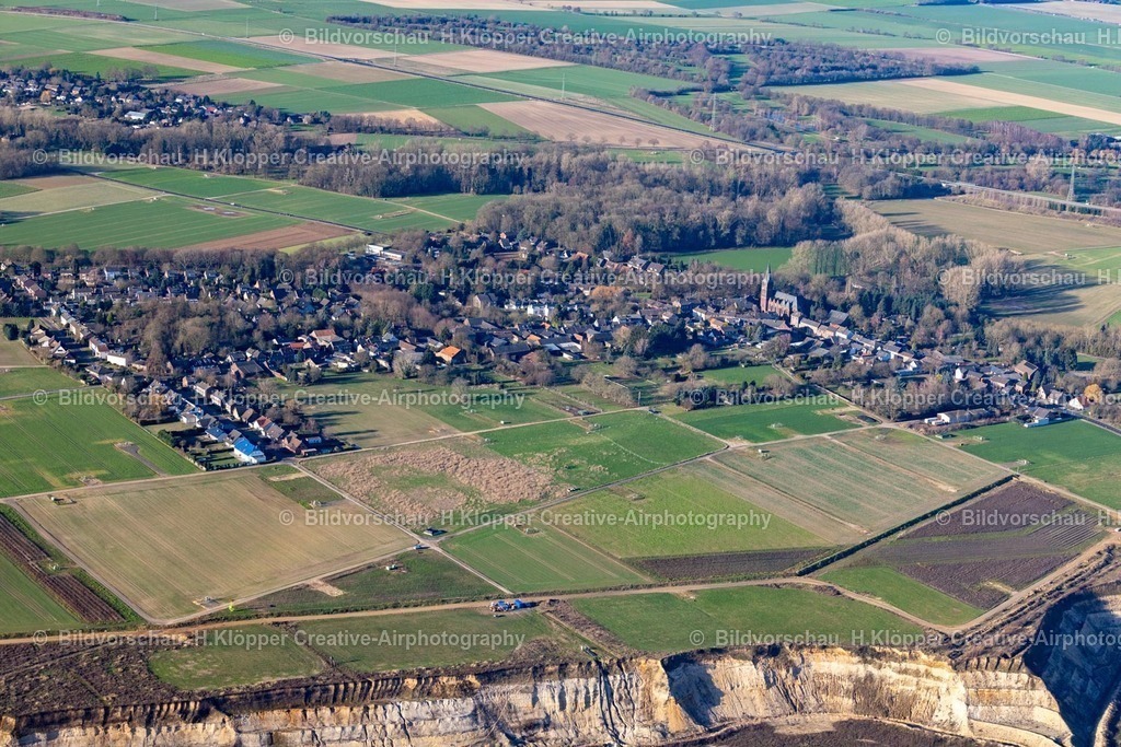 Luftbild Erkelenz-8449 | Luftbildfotografie Ortsansicht der Straßen und Häuser der Wohngebiete im Ortsteil Keyenberg in Erkelenz im Bundesland Nordrhein-Westfalen, Deutschland - Realisiert mit Pictrs.com