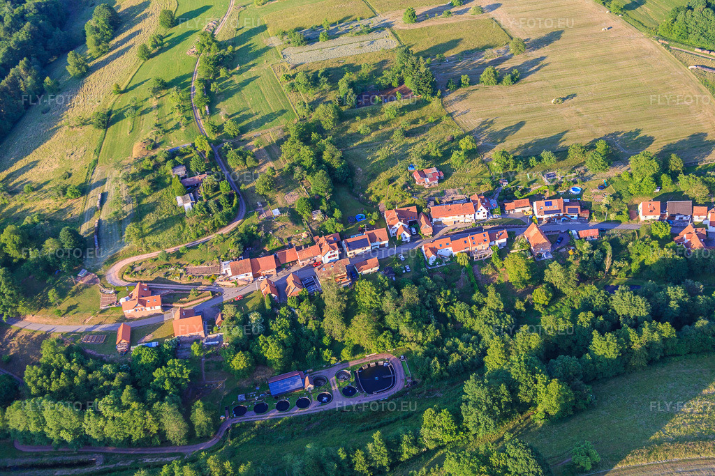 Vue aérienne: Station d'épuration des eaux usées à Wingen dans le département Bas Rhin, France – .Photo: IMG_080315.jpg prise le 05/06/2015 par Werner Riehm/FLY-FOTO.eu – Résolution de l'original: 5472 x 3648 px