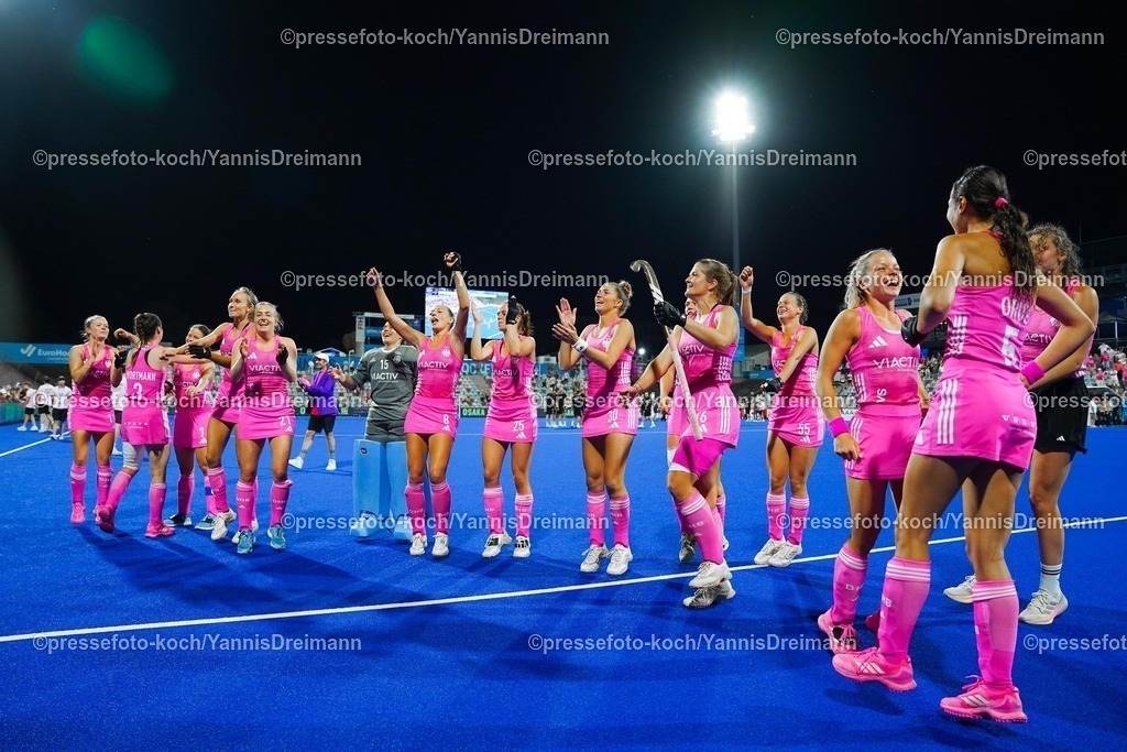 xydrx15082504084 | 15.08.2025, xydrx, Frauen EuroHockey Championship 2025, Halbfinale, Belgien - Deutschland, Sparkassenpark Mönchengladbach: Amelie Wortmann (GER #3) Linnea Weidemann (GER #7) Sara Strauss (GER #21) Sophia Schwabe (GER #8)Johanna Hachenberg (GER #25)Hanna Granitzki (GER #30) Sonja Zimmermann (GER #16)Emilia Landshut (GER #55)Selin Oruz (GER #5) feiern den Einzug ins Finale