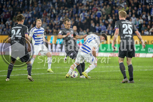 07.04.2026, GER, Fussball, Herren, 3. Liga, Saison 2025/2026, MSV Duisburg - VfL Osnabrück | Robert Tesche (Osnabrück) und Can Coskun (MSV Duisburg) im Kampf um den Ball 