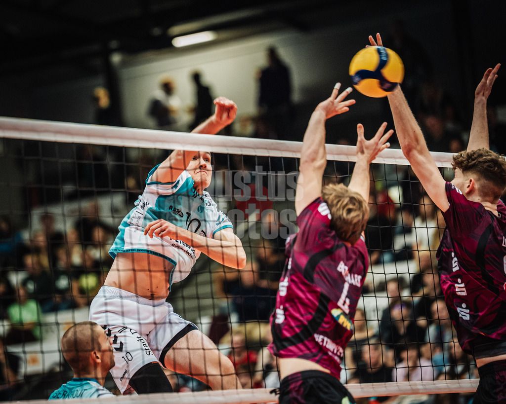 Volleyball | Herren | Saison 2025/2026 | Volleyball Ligacup | SWD powervolleys Düren vs. Energiequelle Netzhoppers KW | 12.10.2024 | Petteri Tyynismaa (#10, SWD powervolleys Düren) beim Angriff