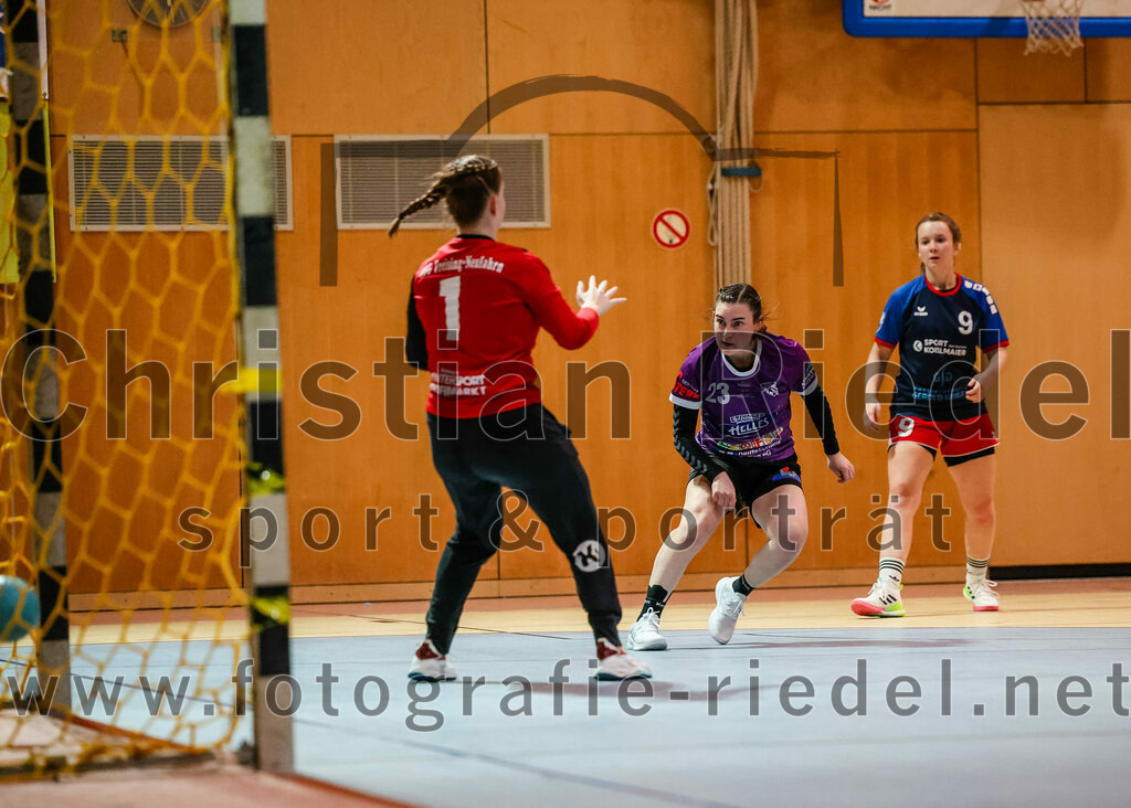 2023-12-09_047_SpVgg_Altenerding_gegen_HSG_Freising-Neufahrn | Erding, Deutschland, 09.12.2023:
Handball, Bezirksoberliga Frauen Altbayern 2023 / 2024, 9. Spieltag, SpVgg Altenerding gegen HSG Freising-Neufahrn, Endergebnis: 29:28

Nadine Krings (HSG Freising-Neufahrn, #1), Katharina Künstner (SpVgg Altenerding, #23), Franziska Edler (HSG Freising-Neufahrn, #9)

Foto: Christian Riedel / fotografie-riedel.net