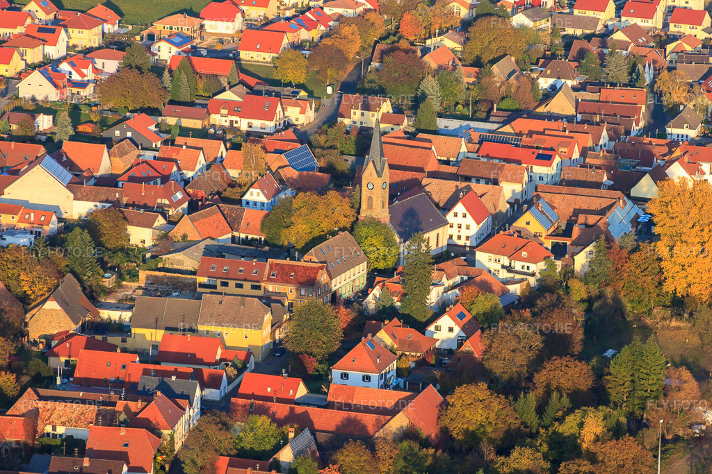 Luftbild: Protestantische Kirche Essingen in Essingen im Bundesland Rheinland-Pfalz in Deutschland. Foto: IMG_46238.jpg vom 31.10.2011 durch Werner Riehm/FLY-FOTO.de