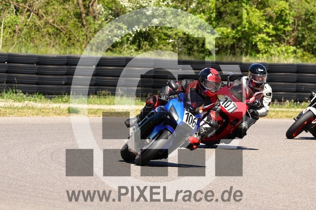 0106-20260426_02811 | Schöne Erinnerungen an spannende Momente - das festzuhalten ist unser Job. PIXELrace.de ist seit 2003 auf den Rennstrecken Europas unterwegs um die Action draußen beim Fahren und die wunderbare Stimmung imm Fahrerlager für euch einzufangen.