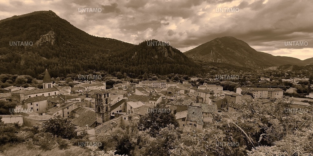Über den Dächern von Castellane Braun | untamo - Realisiert mit Pictrs.com