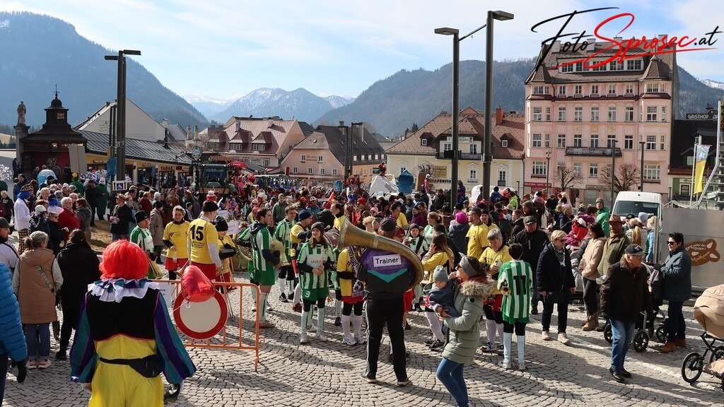 fasching-mariazell2025 (25) | Mit meiner Kamera halte ich besondere Augenblicke, faszinierende Landschaften und interessante Details fest. Dabei entstehen ganz unterschiedliche Aufnahmen – von stimmungsvollen Landschaftsfotografien und beeindruckenden Drohnenaufnahmen über Pressefotos - Realisiert mit Pictrs.com
