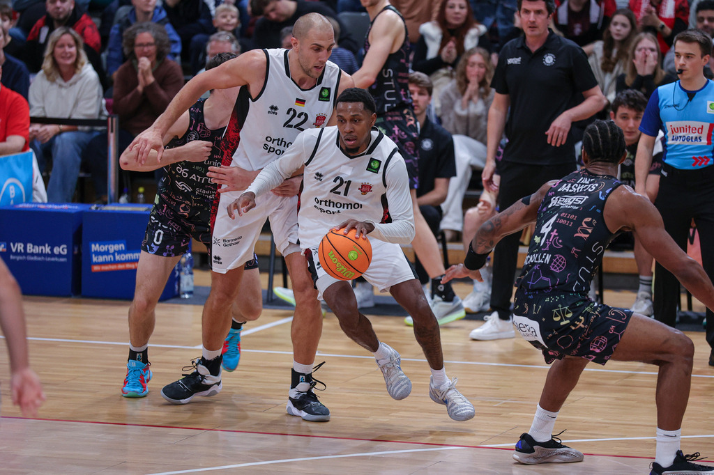 Pro A BAYER GIANTS vs Uni Baskets Münster-104 | Fotos von Basketballspielen aus dem Raum NRW fotografiert von Gero Mueller-Laschet und Daniel Schaefer - Realisiert mit Pictrs.com