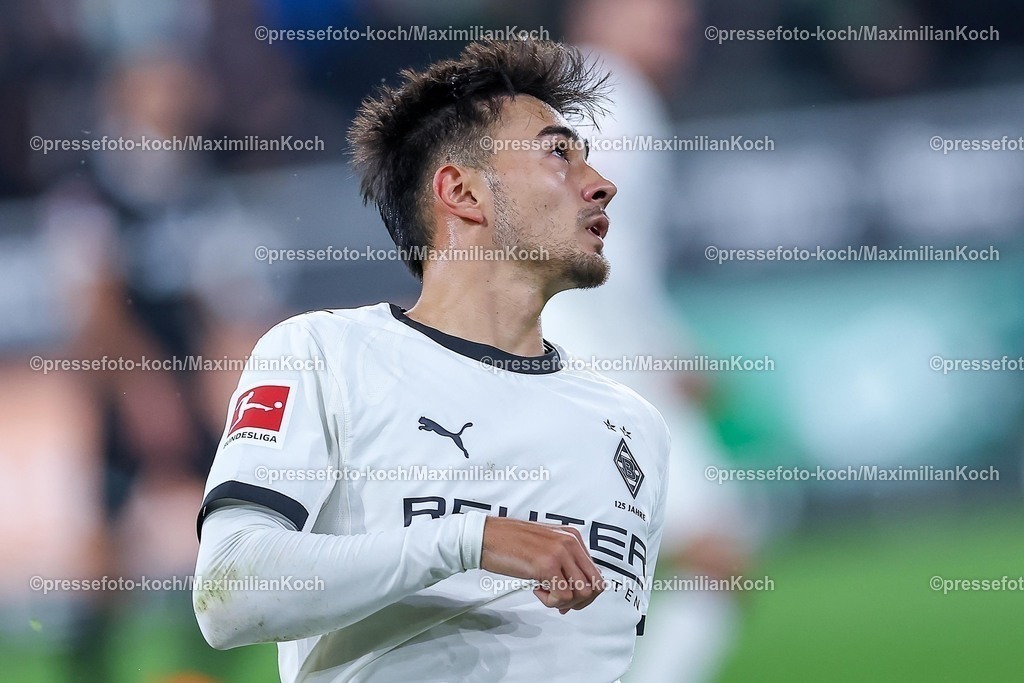 BMG05102502160 | 05.10.2025, Fußball, Borussia Mönchengladbach - SC Freiburg, 1. Fußball Bundesliga, Borussia-Park, Saison 2025 2026: Jens Castrop&nbsp;(Borussia Mönchengladbach #17) DFB regulations prohibit any use of photographs as image sequences and or quasi-video.