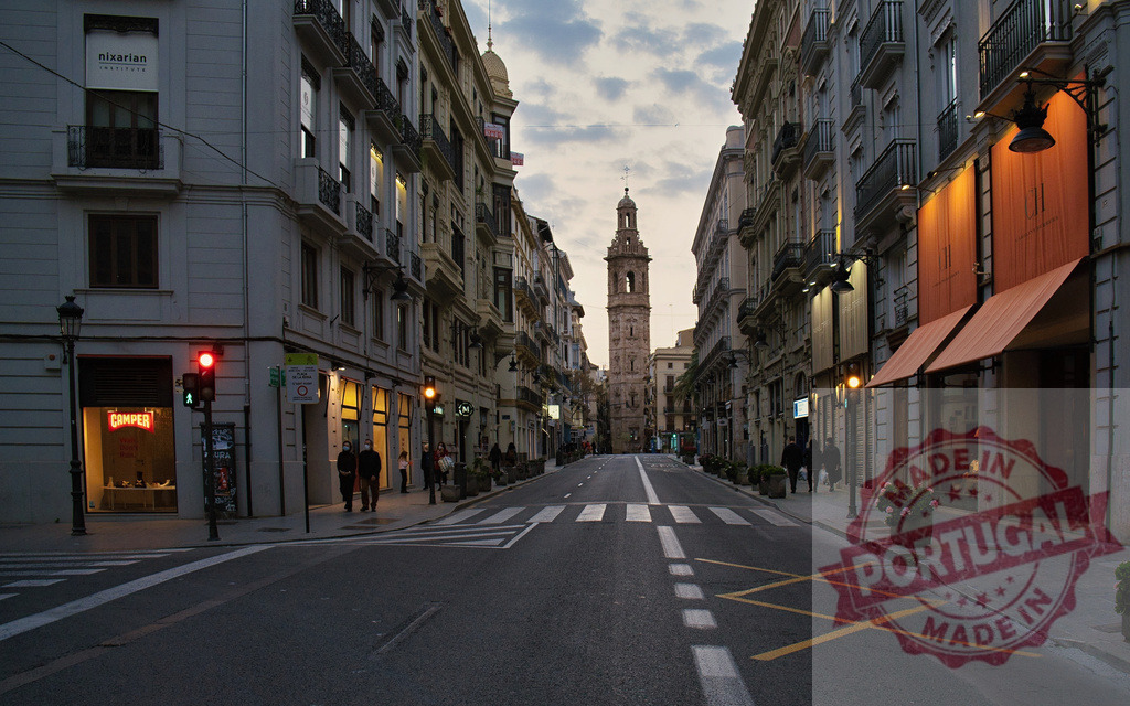 Valencia old town street with Santa Catalina bell tower at dusk | Valencia street leading to the Santa Catalina bell tower with people walking at dusk - Realisiert mit Pictrs.com