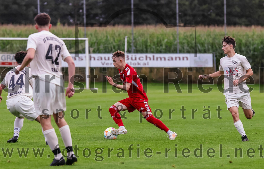 2023-08-04_014_SV_Walpertskirchen_gegen_FC_Finsing | Walpertskirchen, Deutschland, 04.08.2023:
Fußball, Kreisliga 2023 / 2024, 2. Spieltag, SV Walpertskirchen gegen FC Finsing, Endergebnis: 3:3

Noah Baumann (SV Walpertskirchen, #44), Florian Hölzl (FC Finsing, #10), Daniel Schuler (SV Walpertskirchen, #27)

Foto: Christian Riedel / fotografie-riedel.net