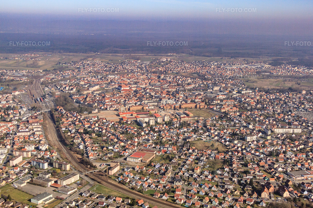 Aerial view: Thurot from the south in the district Bildstoeckel Ouest in Hagenau in the state Bas-Rhin, France. – Photo: IMG_62840.jpg taken on 03/09/2014 by Werner Riehm/FLY-FOTO.com – Resolution of the original: 4752 x 3168 px