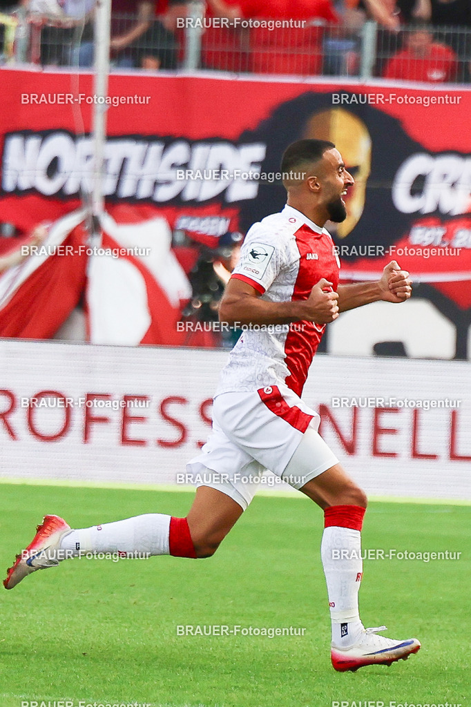 Rot-Weiss Essen - Hansa Rostock | Essen, Deutschland, 20.09.2025 Ramien Safi  (Rot-Weiss Essen) Jubelt nach seinem Tor zum 1:0während des 3.Liga Spiels zwischen  Rot-Weiss Essen und Hansa Rostock am 20.09.2025 im Stadion an der Hafenstraße in Essen. (Foto von Timo Bluhmki-Schmidt/Brauer Fotoagentur