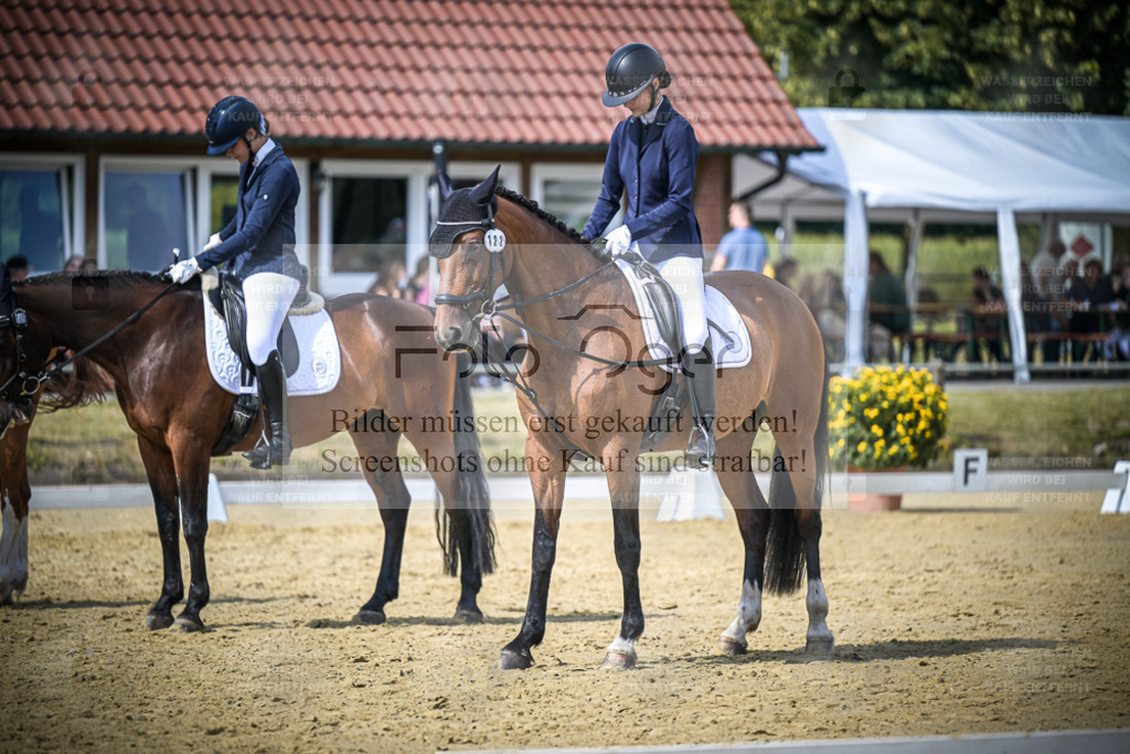 DOS_7480 | Entdecke hochwertige Reitturnierfotos von Foto Oger. Professionell, emotional und authentisch – jetzt Lieblingsmomente im Shop bestellen. - Realisiert mit Pictrs.com