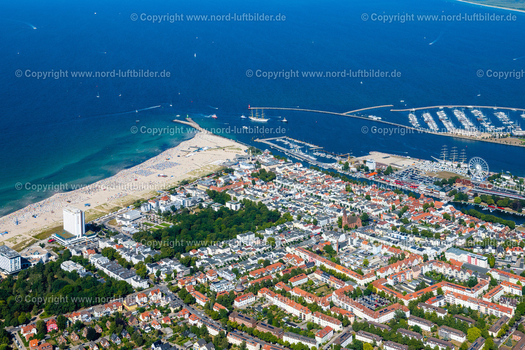 Warnemünde_Hansesail_2022_ELS_8980100822 | ROSTOCK 10.08.2022 Sandstrand- und Ortsansicht des Ostseebad Warnemünde in Rostock im Bundesland Mecklenburg-Vorpommern, Deutschland. // Sandy beach and village view of the Baltic Sea Warnemuende in Rostock in the state Mecklenburg-Vorpommern, Germany. Foto: Martin Elsen