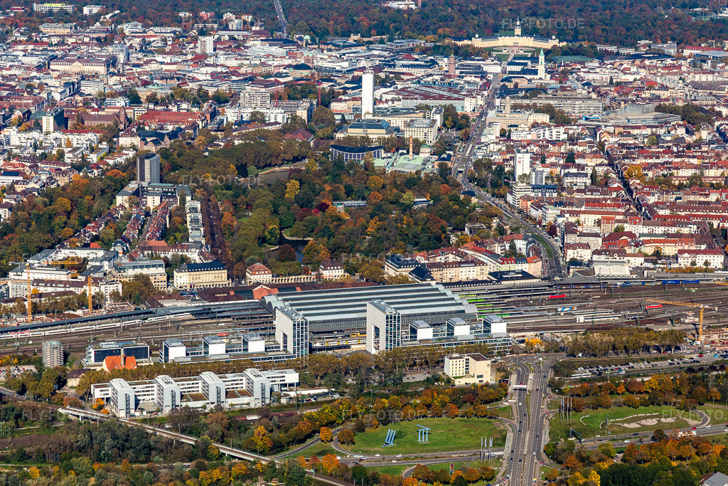 Luftbild: Gleisverlauf und Hauptbahnhofes der Deutschen Bahn vor dem Tierpark. im Ortsteil Südweststadt in Karlsruhe im Bundesland Baden-Württemberg in Deutschland. Foto: IMG_129999.jpg vom 24.10.2021 durch Werner Riehm/FLY-FOTO.de