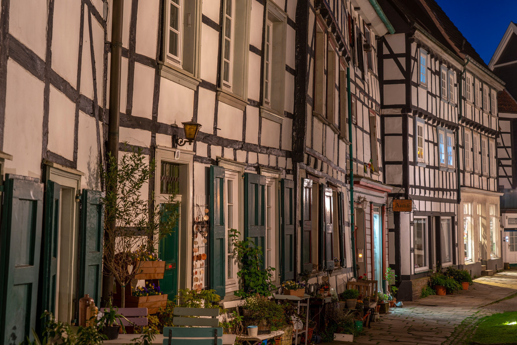 JT-220419 | Die Altstadt von Hattingen, Kirchplatz, an der Kirche St. Georg,  Fachwerkhäuser,  NRW, Deutschland,  - Realisiert mit Pictrs.com