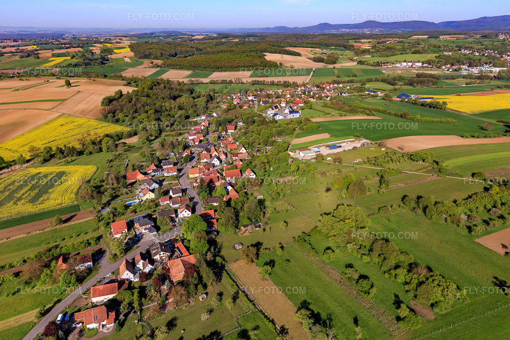 Aerial view: View of the town from the east in Oberdorf-Spachbach in the state Bas-Rhin, France. – Photo: IMG_099356.jpg taken on 04/30/2017 by Werner Riehm/FLY-FOTO.com – Resolution of the original: 5472 x 3648 px