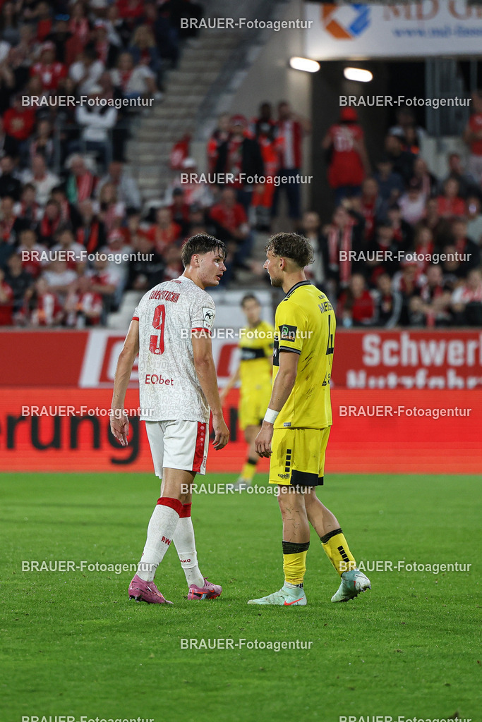Rot-Weiss Essen - TSV Alemannia Aachen | Essen, Deutschland, 31.08.2025 Jaka Cuber Potocnik (Rot-Weiss Essen) und Felix Meyer (Alemannia Aachen) unterhalten sich während des 3.Liga Spiels zwischen  Rot-Weiss Essen und Alemannia Aachen am 31.08.2025 im Stadion an der Hafenstraße in Essen. (Foto von Timo Bluhmki-Schmidt/Brauer Fotoagentur