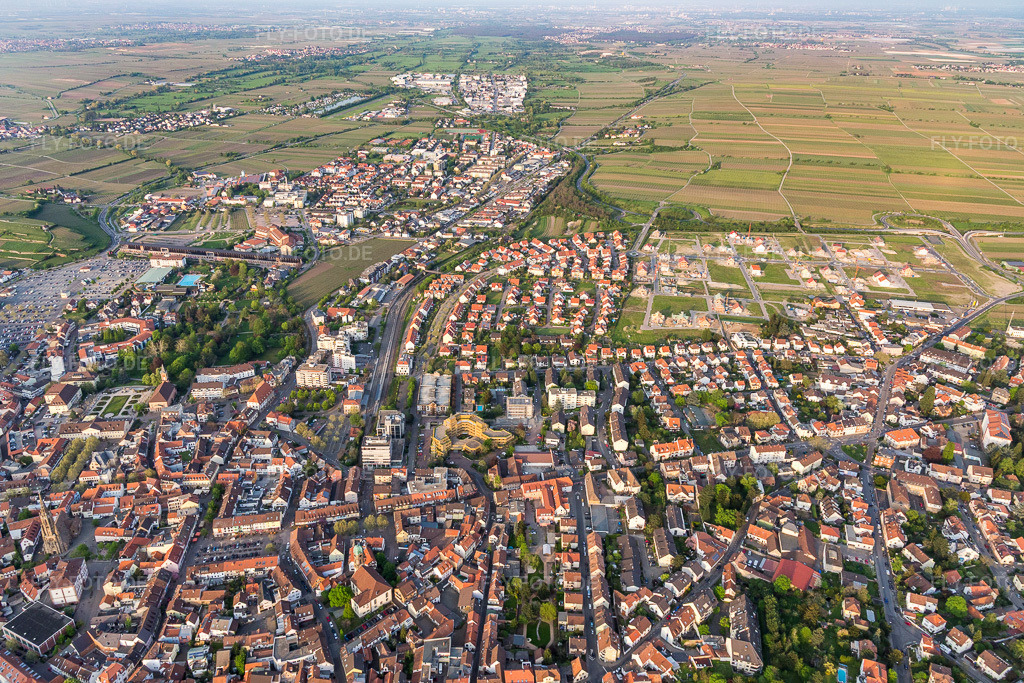 Luftbild: Fronhofallee N in Bad Dürkheim im Bundesland Rheinland-Pfalz in Deutschland. Foto: IMG_106778.jpg vom 21.04.2018 durch Werner Riehm/FLY-FOTO.de