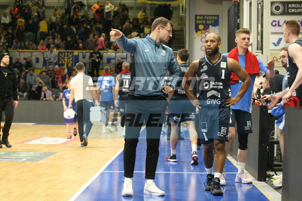 Phoenix Hagen - Dresden Titans | Chase Adams und Trainer Fabian Strauß (links) - © Sportfoto-Sale (MK) - Realisiert mit Pictrs.com