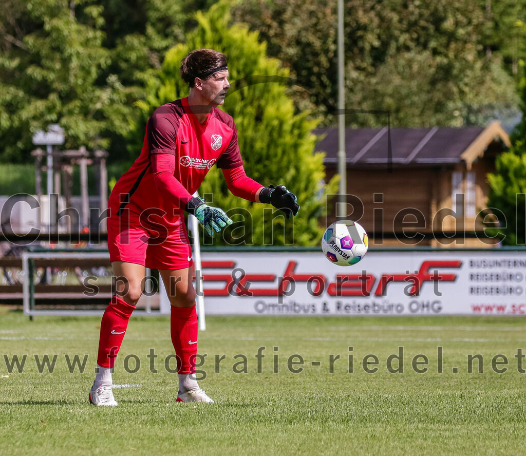 2023-08-26_023_FC_Langengeisling_gegen_TuS_Raubling | Erding, Deutschland, 26.08.2023:
Fußball, Bezirksliga Oberbayern Ost 2023 / 2024, 6. Spieltag, FC Langengeisling gegen TuS Raubling, Endergebnis: 2:0

Torwart Michael Hierl (FC Langengeisling, #1)

Foto: Christian Riedel / fotografie-riedel.net