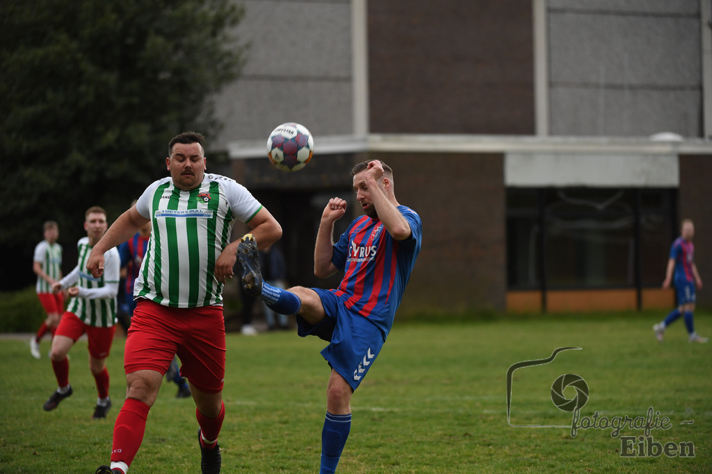 TuS Ofen-SG FriPe | Herren 1. Kreisklasse Süd, Jade-Weser-Hunte; TuS Ofen (blau)-SG FriPe (weiß) am 28.05.2025; in Ofen (), Photo: Philip Eiben 2025 - Realisiert mit Pictrs.com