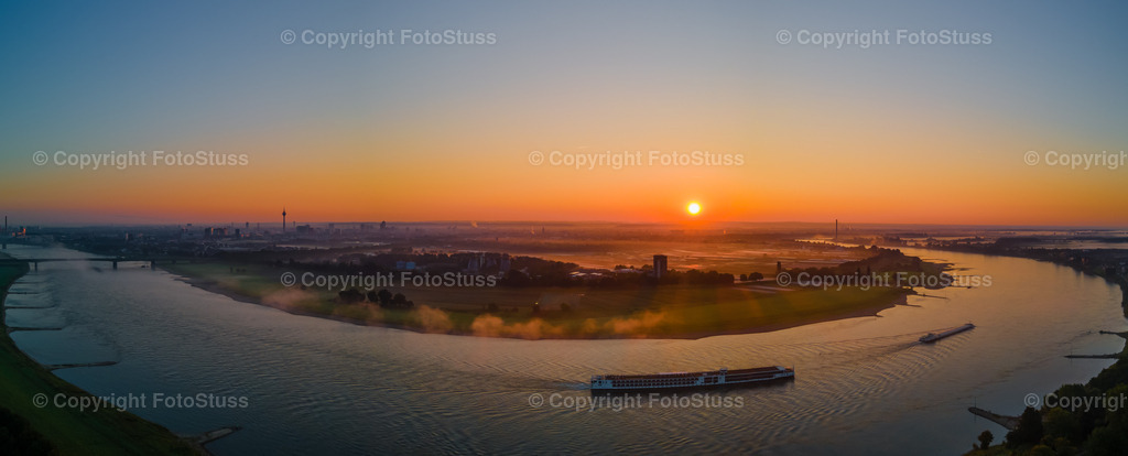 Panorama vom Rhein in Düsseldorf am Morgen | Luftbild Panorama am Rhein in Düsseldorf und Neuss zum Sonnenaufgang mit Schiffen. - Realisiert mit Pictrs.com