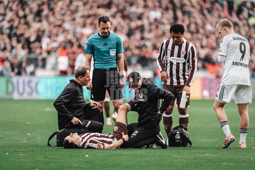 Fußball | Männer | Saison 2025/2026  | Fußball-Bundesliga | 25. Spieltag | FC St. Pauli vs. Eintracht Frankfurt | 08.03.2026 | Manolis Saliakas (#2, FC St. Pauli) ist verletzt und wird ausgwechselt