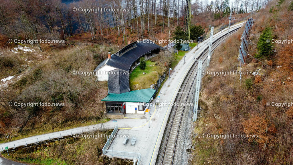Hallstatt_ 13.01.2023-43 | 13.01.2023, Hallstatt, AUT, Hallstatt, im Bild Bahnhof, Bahnhofsgebaeude, Bahnsteig, Zug, OeBB, Touristen, Reisende